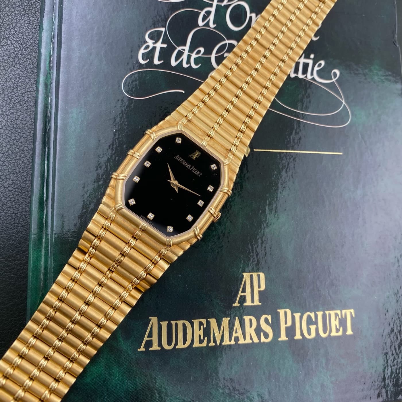 Audemars Piguet in Gelbgold mit schwarzem Zifferblatt und Diamant-Indizes auf dem Certificat d’Origine
